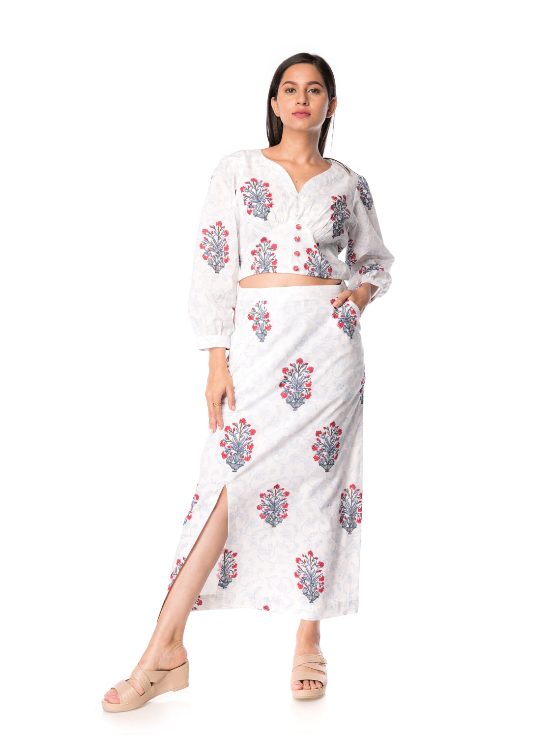 Straight skirt with slit on the front right side and zip for closure