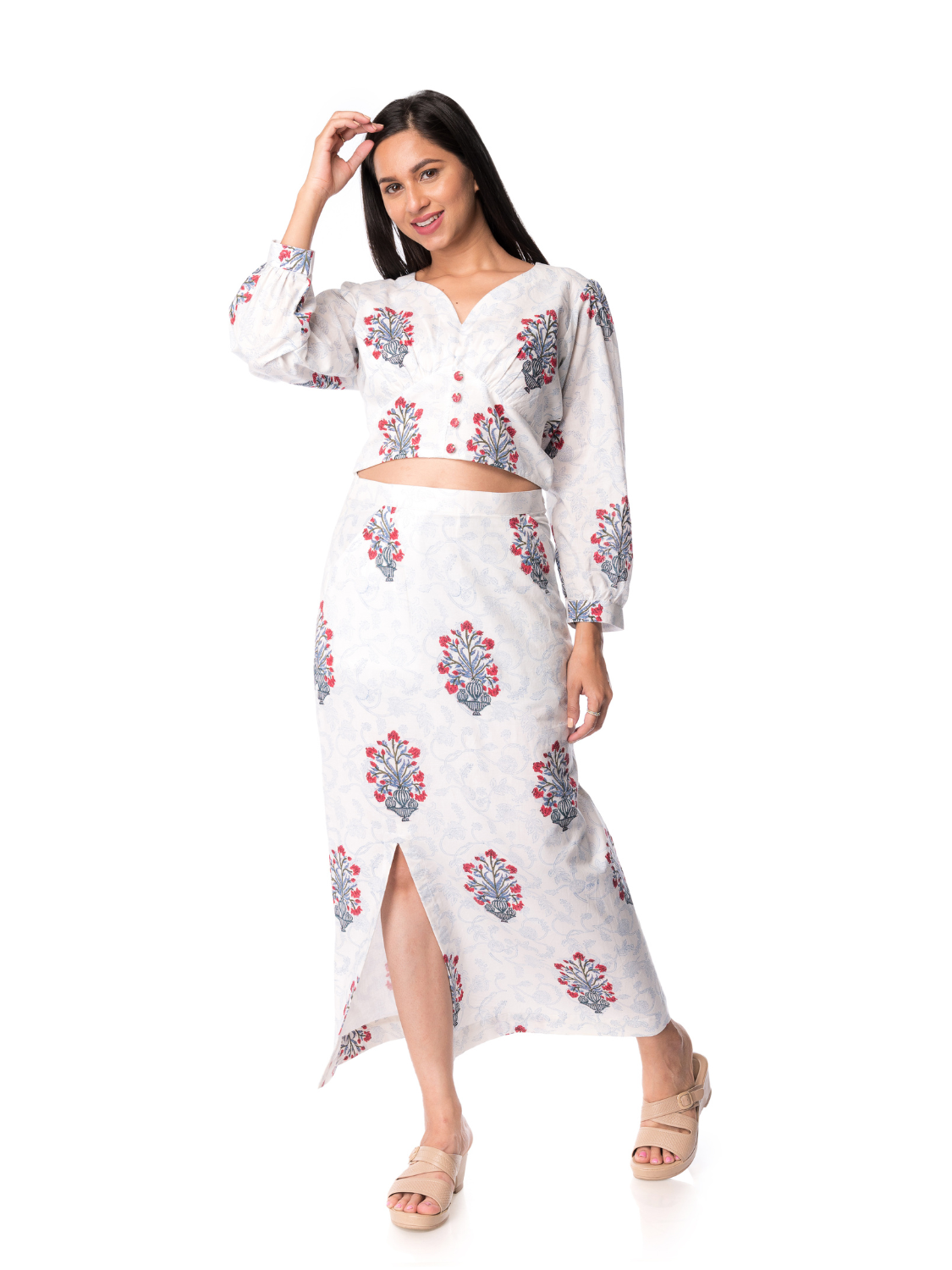 Straight skirt with slit on the front right side and zip for closure