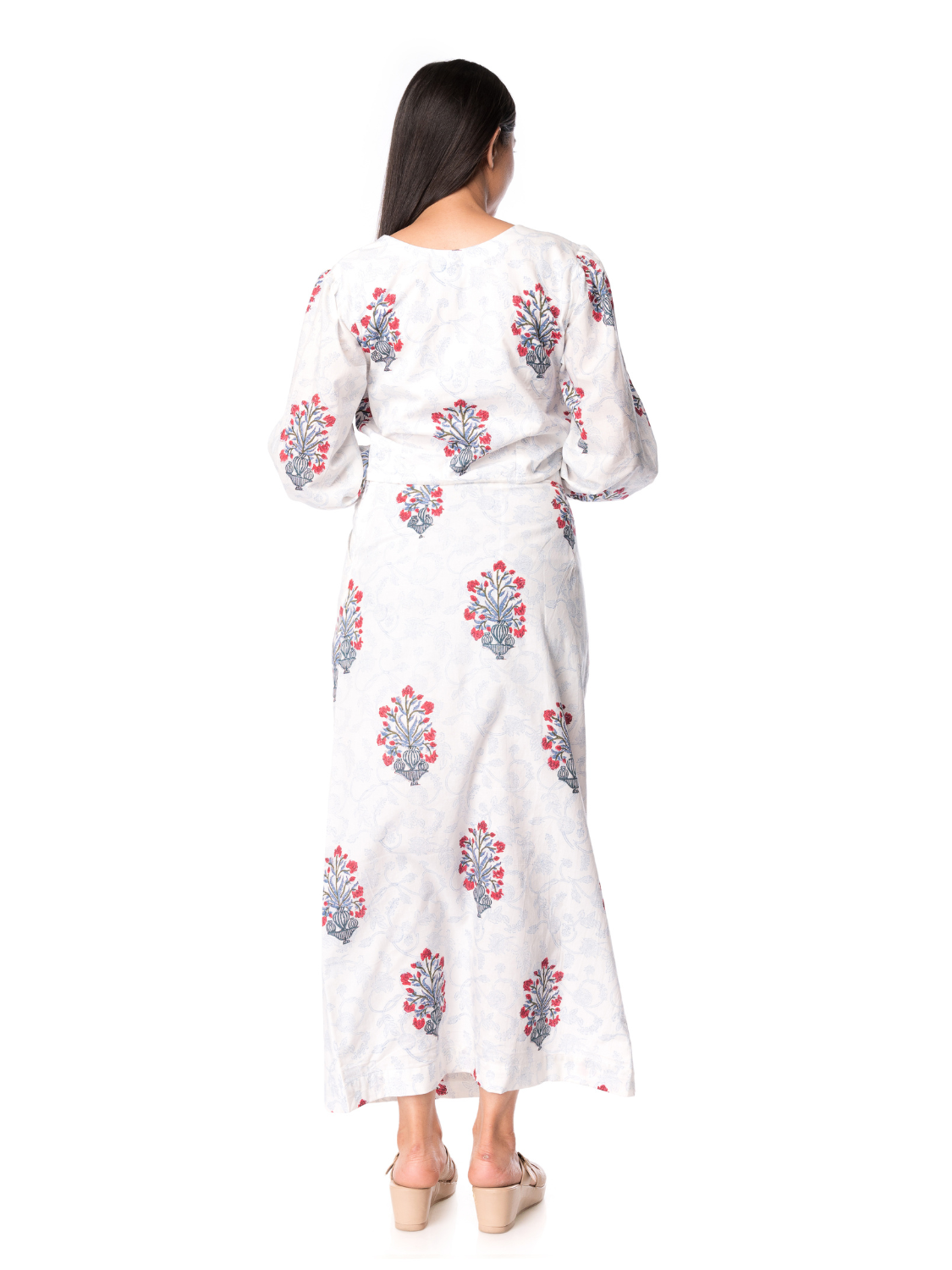 Straight skirt with slit on the front right side and zip for closure